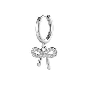 Boucle d'oreille anneau argentée avec pendentif nœud serti de zircones sur fond blanc