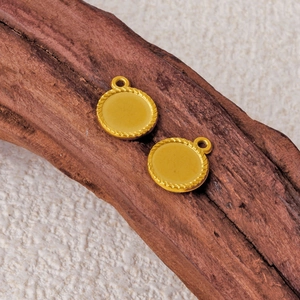 304 stainless steel gold flower pendants with rope edge on wood and beige fabric
