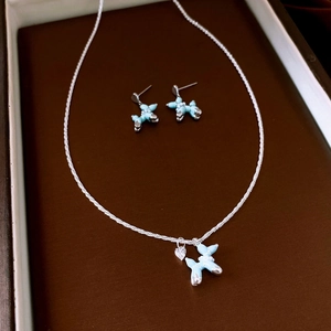 Détail de la parure boucles d'oreilles chien ballon bleu clair et collier avec zircon