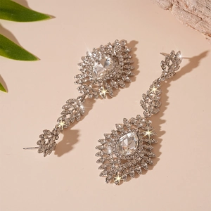 Détails de boucles d'oreilles fleurs en argent avec cristaux et pampilles élégantes