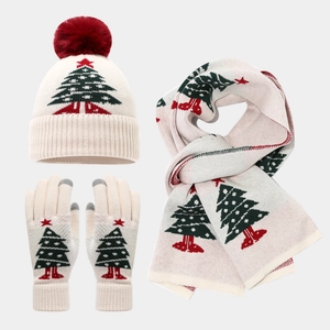 Detailansicht des cremefarbenen Weihnachtssets mit Baumuster und Touchscreen-Handschuhen