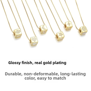 Détail de 6 pendentifs carrés plaqués or avec incrustation de nacre et zircons