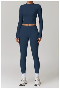 Ensemble de yoga bleu marine avec legging taille haute et haut court à manches longues