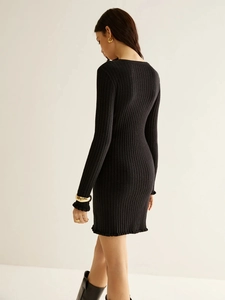 Robe mini moulante noire en maille côtelée avec manches longues et découpe dans le dos