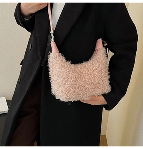 Détail du sac hobo rose en peluche avec texture en fausse fourrure et bandoulière
