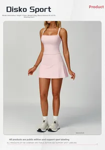 Vista frontal de un vestido deportivo rosa ajustado con cuello cuadrado y tirantes finos