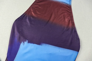 Détail du tissu extensible dégradé du bleu ciel au violet avec des coutures de bord soignées