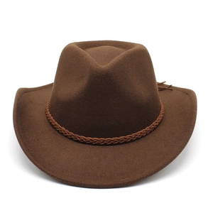 Détail d'un chapeau de cowboy en feutre de laine marron avec ruban tressé assorti