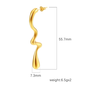 Boucle d'oreille goutte dorée ondulée de 55,7mm par 7,3mm avec une finition mate épurée