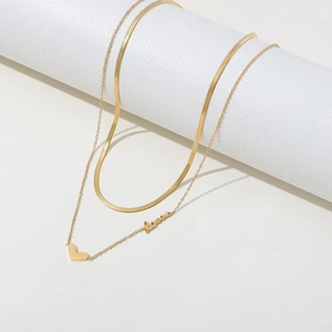 Collier double couche en maille serpent dorée avec pendentifs en cœur et mot Love