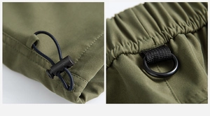 Detalle de dobladillo con cordón ajustable y cintura elástica con anilla en pantalón cargo