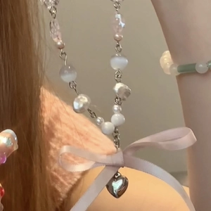 Collier de perles avec nœud rose et pendentif cœur argenté pour femmes