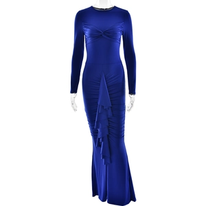 Détail du nœud de poitrine et des volants plissés sur cette robe longue bleue