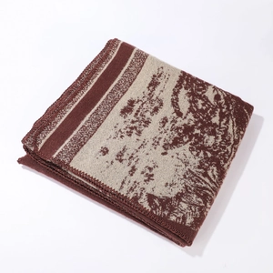 Detailopname van de bruin-beige sjaal met fijne gebreide textuur en kasjmier-look