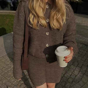 Ensemble cardigan en maille marron rétro et jupe taille haute porté par un mannequin en rue