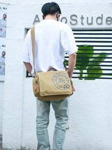 Sac bandoulière en toile kaki pour homme avec compartiments et sangle ajustable