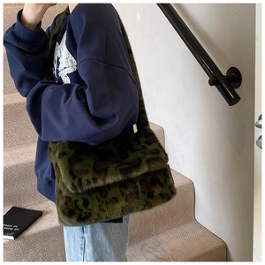 Dettaglio borsa a spalla in peluche leopardata verde con morbida finta pelliccia