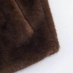 Detailopname van donkerbruin imitatiebont met dichte vezels en een zachte glanzende look