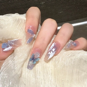 Elegante Kunstnägel zum Aufkleben mit blauen Schmetterlingen, Perlen und Silberglitzer