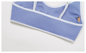 Détail du soutien-gorge de sport côtelé bleu clair avec bordure blanche et bretelles