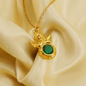 Collier Pendentif Ange Acier Inoxydable Plaqué Or 18K Avec Zircon Vert Bijoux De Prière Cupidon Pour Femmes