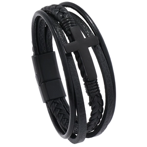 Dettaglio di un bracciale in pelle nera multistrato con corda intrecciata e croce