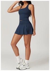 Dettaglio della gonna da tennis blu navy con pieghe laterali e tessuto sportivo elastico