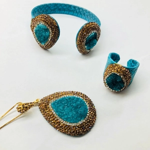 Parure en peau de serpent bleue avec collier, bague et bracelet en pierre druzy verte