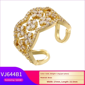 Vue détaillée d'une bague en laiton avec pétales de trèfle évidés et zircons blancs