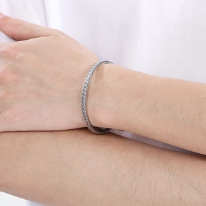 Herren Edelstahl Drachenknochen-Schlangenkette am Handgelenk eines Models getragen