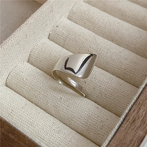 Anello aperto minimalista in argento S925 con forma geometrica irregolare lucida