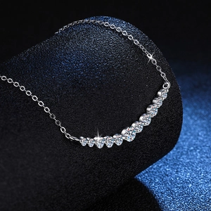 Elegante S925 Sterling Silber Lächeln Halskette mit Moissanit Steinen auf schwarzem Grund