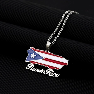 Détail du pendentif carte Porto Rico avec drapeau coloré et écriture sur fond noir