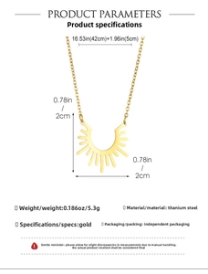 Détail du pendentif soleil doré sur chaîne serpent en acier titane avec dimensions