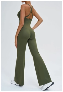 Détail d'un ensemble de yoga vert olive avec soutien-gorge croisé et pantalon évasé