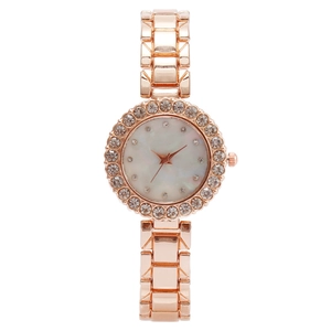 Elegante roségoldene Damenuhr mit Strass-Lünette und Perlmutt-Zifferblatt auf weißem Grund