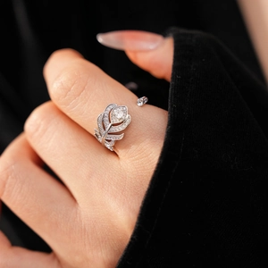 Vue macro d'une bague plume argentée sertie de zircons sur le doigt d'un mannequin