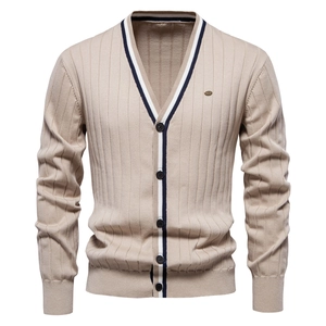 Dettaglio del cardigan con scollo a V con bordi a contrasto e trama in maglia beige
