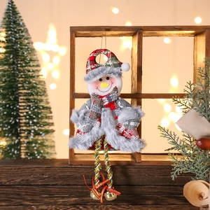 Décoration de bonhomme de neige de Noël avec bonnet à carreaux et cloches sur fond festif