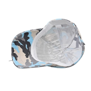 Détail de casquette queue de cheval camouflage 100% coton avec bandeau et bord usé