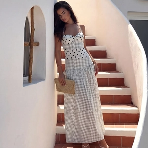 Dettaglio dell'abito bianco a pois con scollo all'americana e trama a pieghe retrò