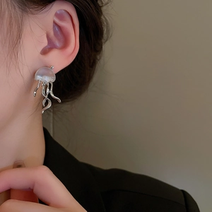 Orecchini a perno a forma di medusa in argento con nappe e calotte traslucide