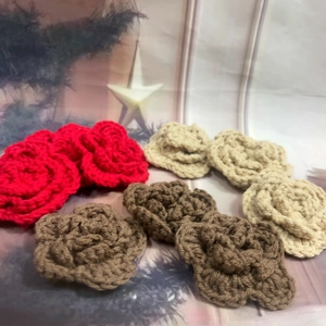 Detail of 7cm handmade crochet roses in red, beige and brown for hair accessories