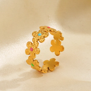 Bague ajustable en acier doré avec fleurs en émail coloré sur fond en soie chic