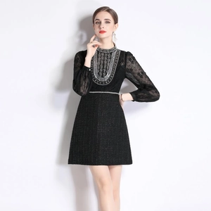 Robe élégante en tweed noir avec manches en dentelle et cristaux sur mannequin