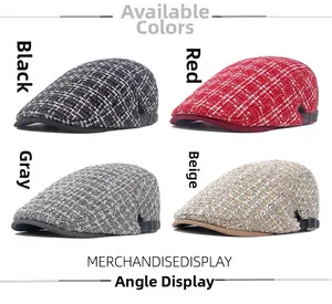 Dettaglio di cappelli newsboy in tweed nero, rosso, grigio e beige con fibbie laterali in pelle