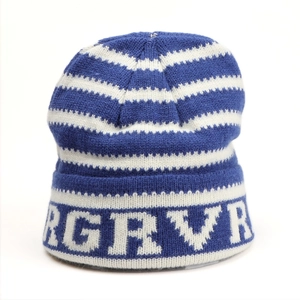Vue détaillée du bonnet en maille rayé bleu et blanc avec motif de lettres RGRVR tissé