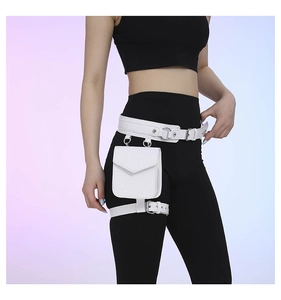 Détail d'un ensemble de sac de taille et de jambe blanc à motif crocodile en cuir PU