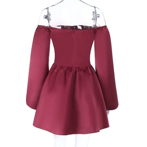 Vue arrière d'une mini robe en satin bordeaux avec épaules dénudées et coupe ajustée