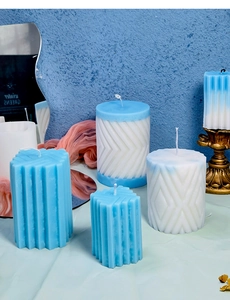 Detail van gestructureerde stompkaarsen met blauwe en witte geometrische patronen